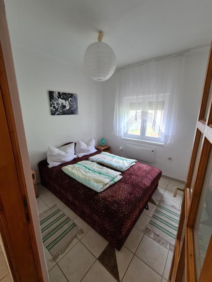 Zseki Apartman ไฮจ์ดุสโซบอสโล ภายนอก รูปภาพ