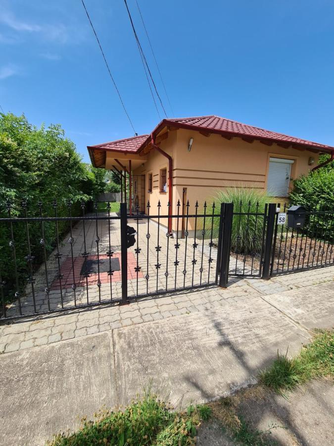 Zseki Apartman ไฮจ์ดุสโซบอสโล ภายนอก รูปภาพ