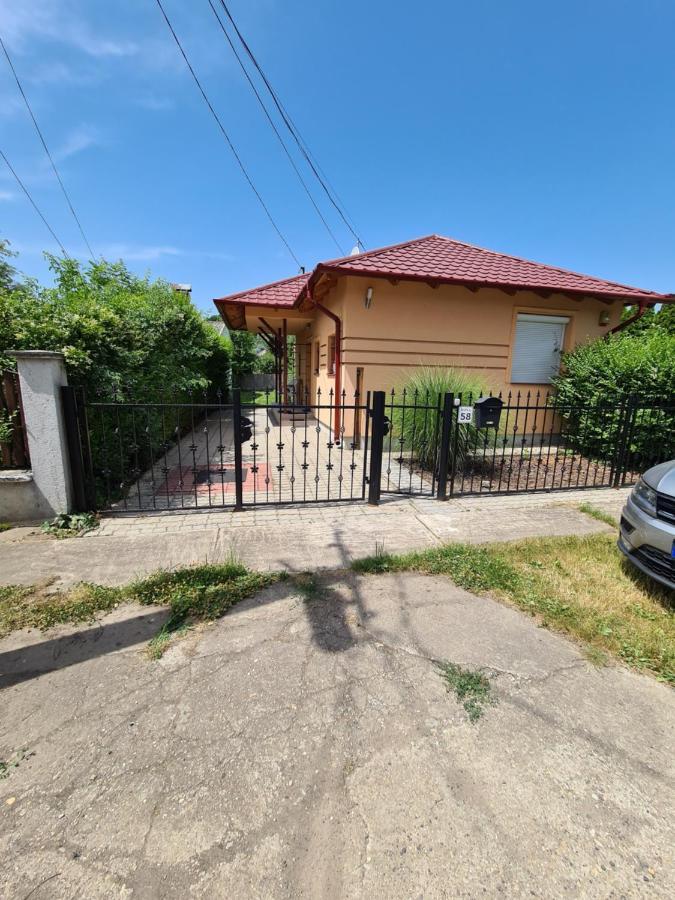 Zseki Apartman ไฮจ์ดุสโซบอสโล ภายนอก รูปภาพ