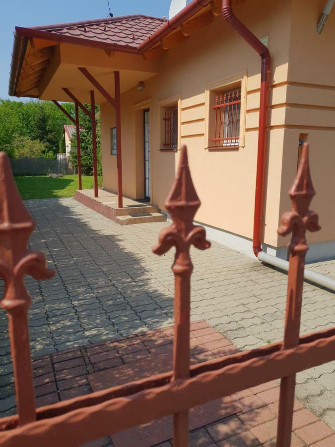 Zseki Apartman ไฮจ์ดุสโซบอสโล ภายนอก รูปภาพ